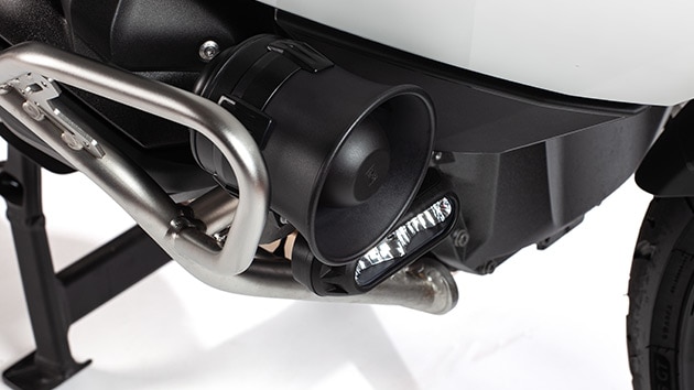 Acoustic signal device and additional headlight