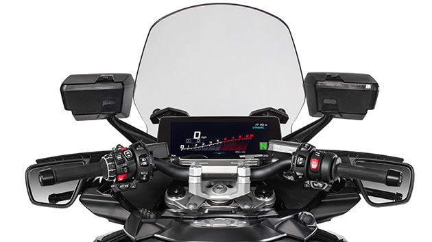Ergonomically arranged instruments of the BMW R 1300 RT-P